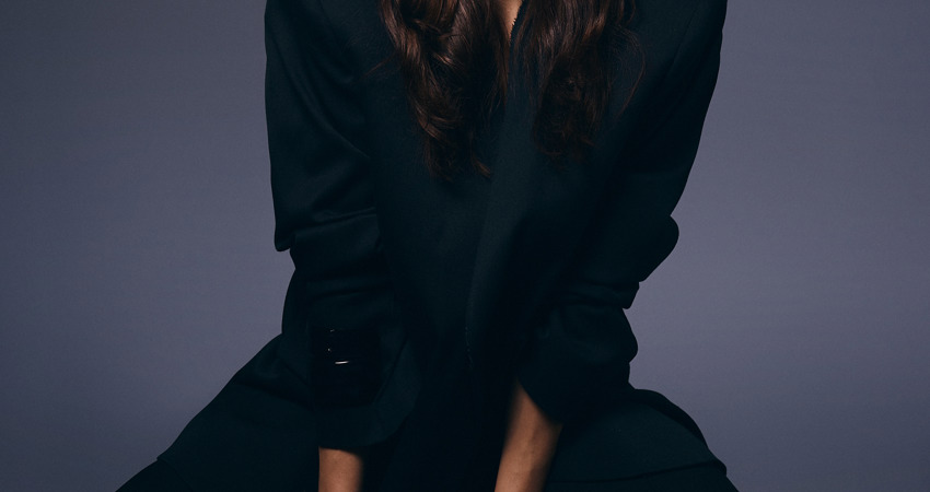 Entrevista a Lucía Caraballo. La actriz posa en el estudio fotográfico sentada sobre un cajón negro.