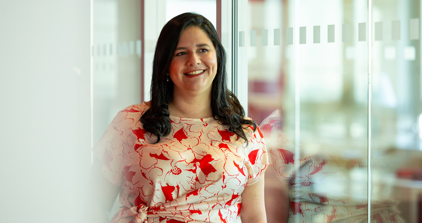 Entrevista a Beatriz Guillén. Iberia lanza el nuevo Club Iberia Plus, hablamos con Beatriz Guillén. En la imagen, la directora de Directora de Ventas Globales en uno de los pasillos de las oficinas de Iberia, posando sonriente