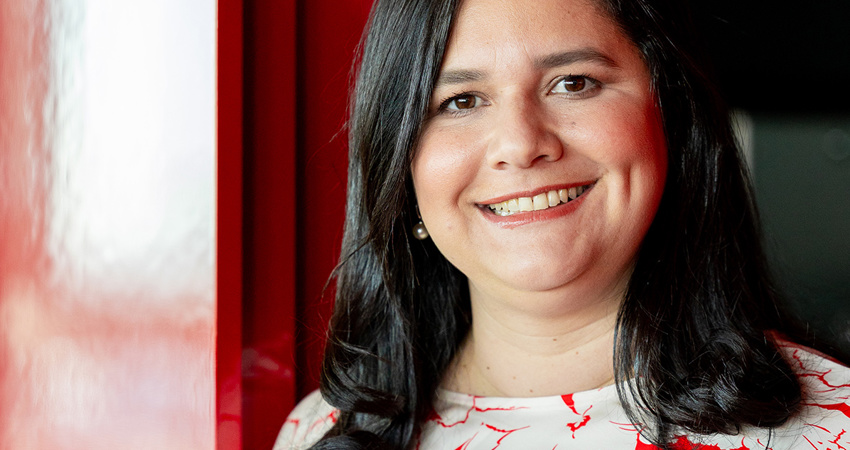 Entrevista a la Directora de Ventas Globales y Loyalty de Iberia. En la imagen, Beatriz Guillén en primer plano sonriendo