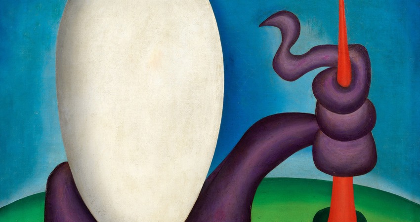 Obra de Tarsilia do Amaral, Título: Urutu, 1928  Óleo sobre lienzo 60,5 x 72,5 cm. Un huevo gigante sobre un suelo de hierba y un fondo azul, sale de él un tentáculo morado que sostiene un cono gigante rojo