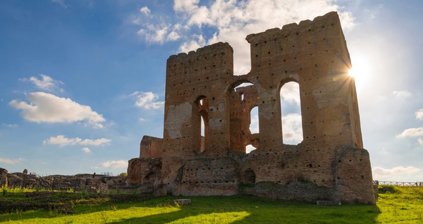 Una de las paredes monumentales de la Villa de los Quintili, el sol del atardecer se cuela entre las ventanas 