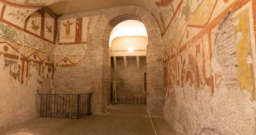  En la imagen, el interior de una de las Casas del Celio, con vistosos frescos en tonos ocres en las paredes. 