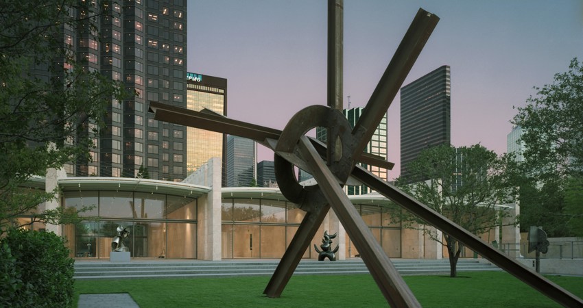 Mark di Suvero "Eviva Amore". Courtesy of Nasher Sculpture Center.