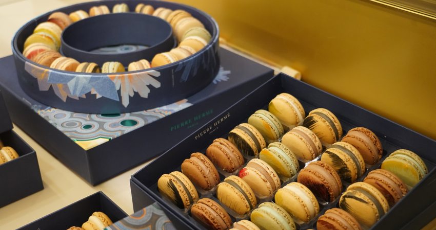 Las mejores pastelerías de París. En la imagen, algunas de las cajas premium, finamente decoradas, de macarons confeccionadas en Pierre Hermé