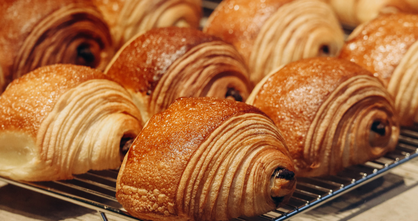 Las mejores pastelerías de París. En la imagen, una bandeja de croissants rellenos de chocolate recién horneados.