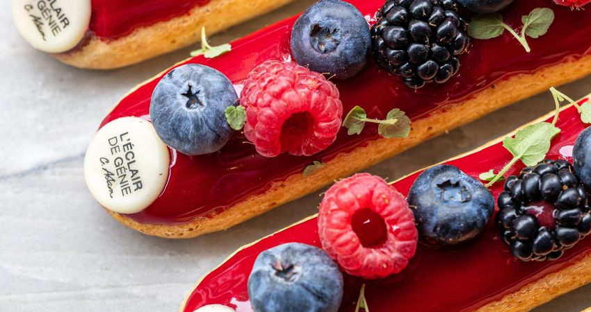 Las mejores pastelerías de París. En la imagen, éclairs recubiertos de una mouse de chocolate con leche y pétalos de flores