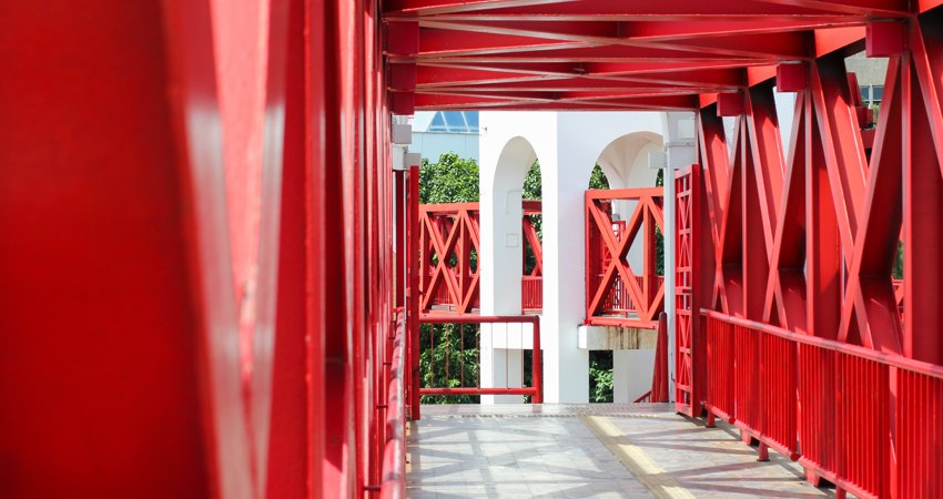 Puente de la Pasarela Roja en el Centro Cultural Dragão do Mar en Fortaleza, Ceará, Brasil