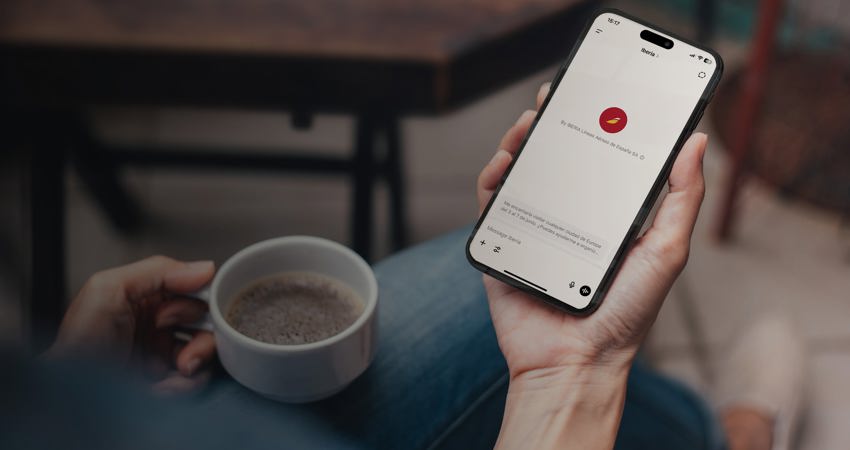 Cliente de Iberia consulta IberiaGPT mientras se toma un café