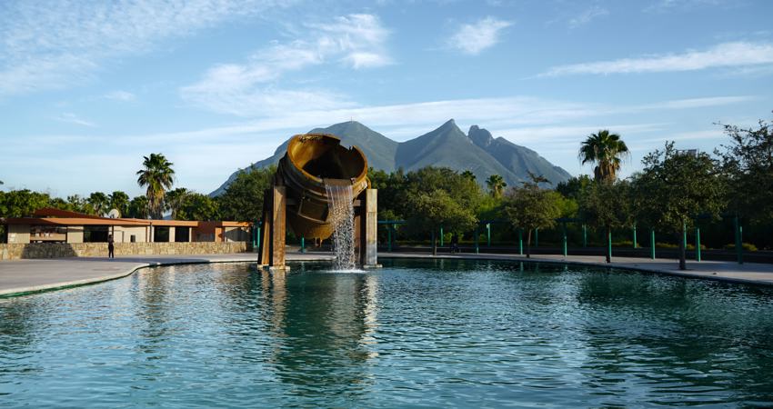 Vista del comienzo de Paseo Santa Lucía desde Parque Fundidora