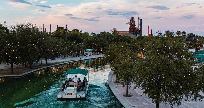 Paseo Santa Lucía con uno de los Altos Hornos de Parque Fundidora en el horizonte