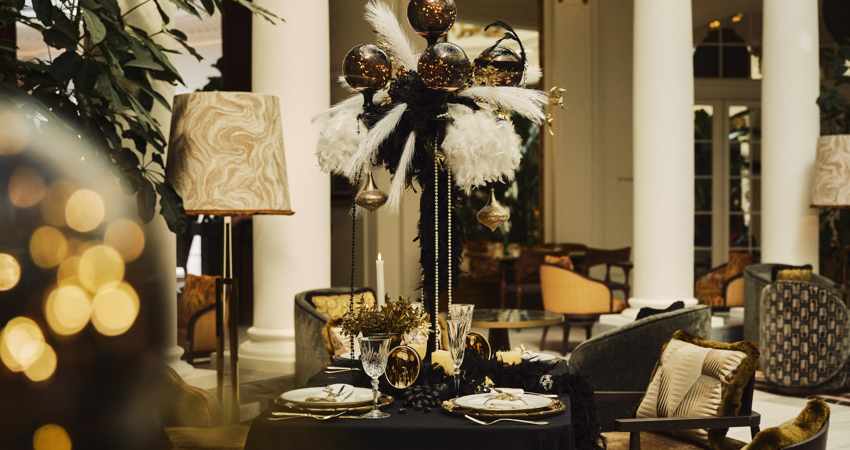 Salón del Hotel Palace en Navidad, con decoración verde, blanca y dorada