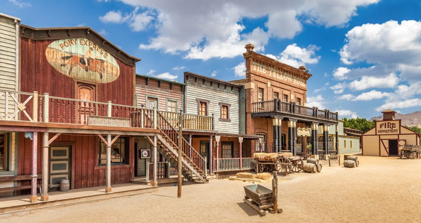 En la imagen, un decorado del Lejano Oeste, con casas de madera de tonos rojizos