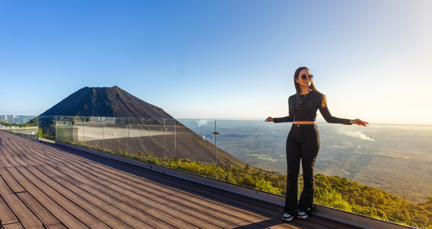 Mirador del restaurante Dos Alas, frente al Volcán de Izalco
