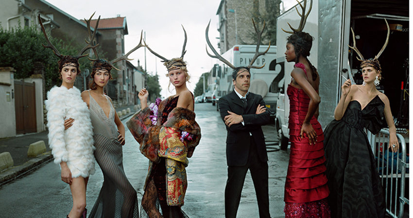 Ben Stiller, Jacquetta Wheeler, Ai Tominaga, Karolina Kurkova, Oluchi Onweagba, and Stella Tennant, 'Paris', 2001. © Annie Leibovitz 