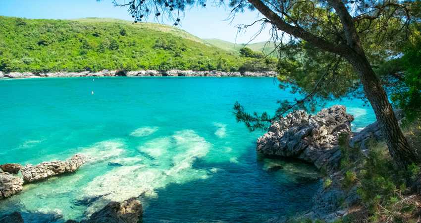Plavi Horizonti, con sus aguas turquesas