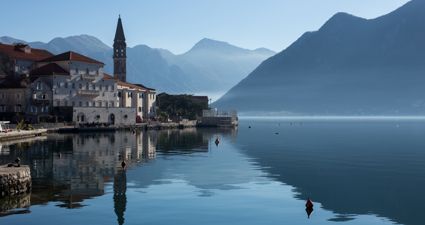 Estampa de la bahía de Kotor, flanqueada por las montañas. Cortesía de Porto Montenegro.
