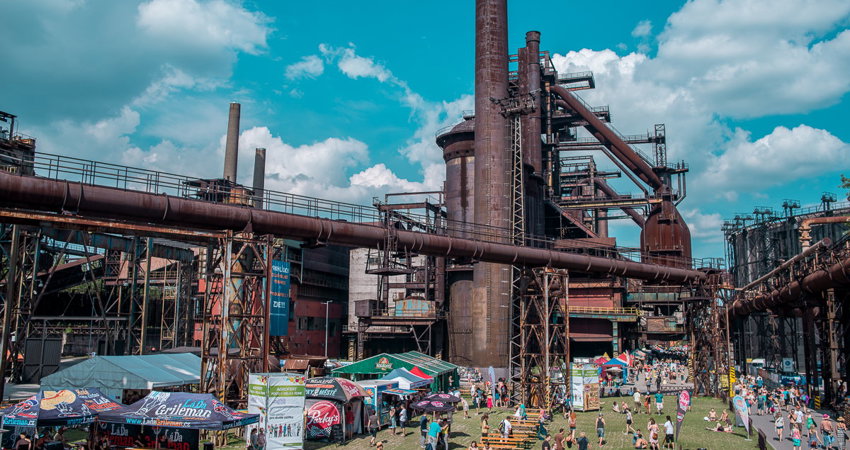 Colores de Ostrava, un festival único por su celebración en una fábrica siderúrgica ya en desuso