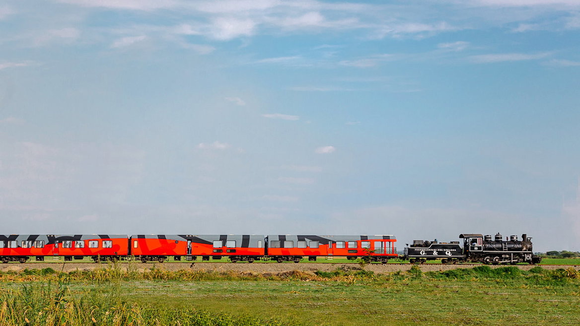 The Crucero Train, in the station at Durán