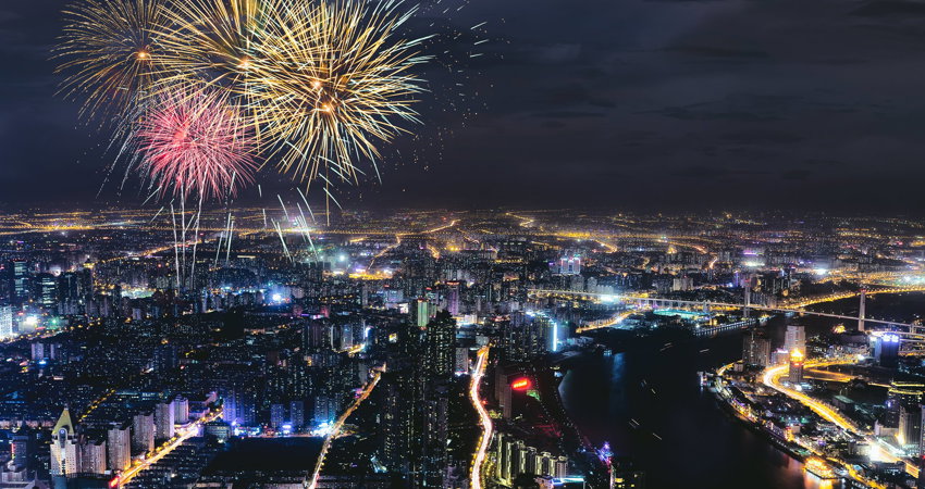 Aunque el calendario chino se rige por otras normas (su año nuevo suele tener lugar entre enero y febrero), las grandes ciudades celebran por todo lo alto la Nochevieja con los turistas en mente.