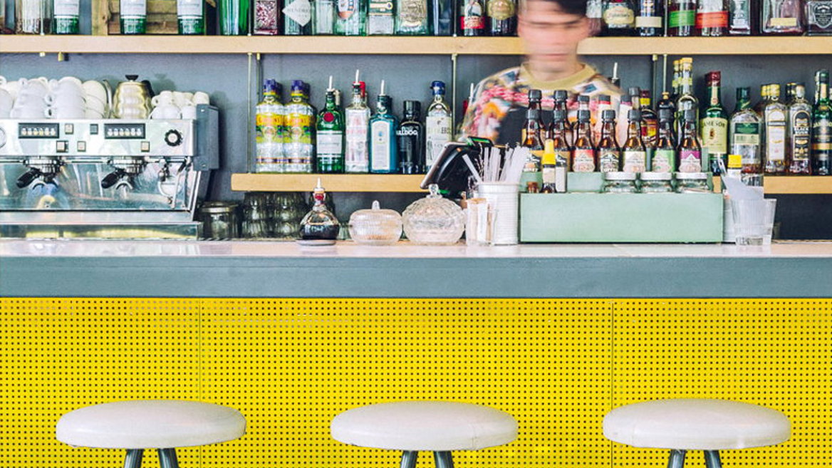 Este bar es uno de los lugares más populares de Koukaki
